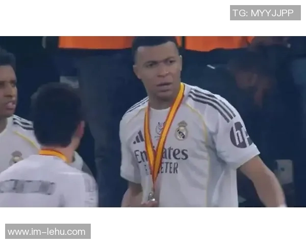 姆巴佩赛后多次要求队友不要为巴萨鼓掌并催促离场引发热议 姆巴佩赛后多次要求队友不要为巴萨鼓掌并催促离场引发热议