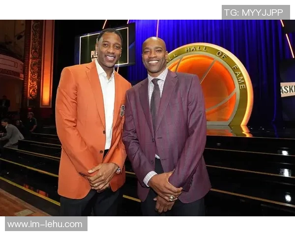 身材高挑的里斯身穿尼克斯配色大衣观战NBA绯闻男友小卡特为魔术出战