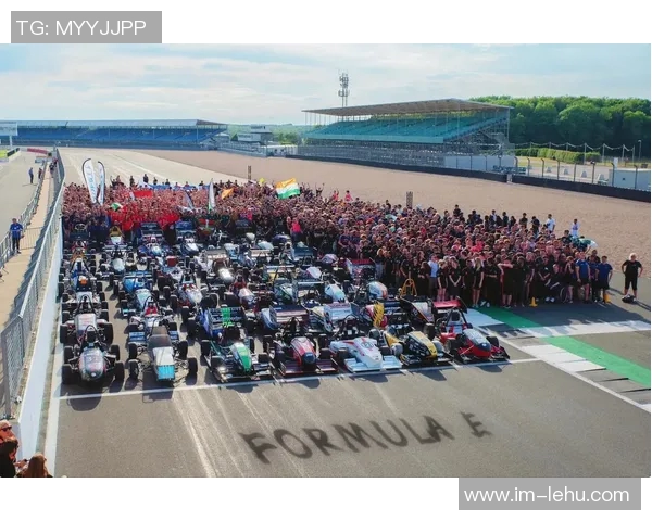 西甲推出2526赛季冬季用球设计灵感源自赛车运动的速度与激情